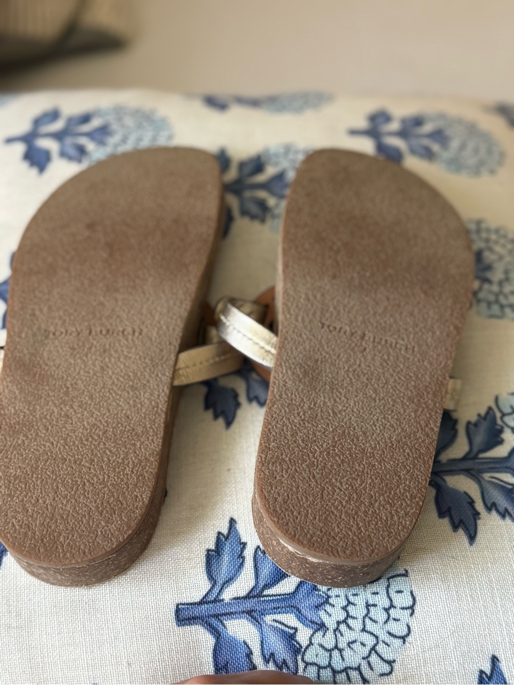 Tory Burch Gold Metallic Miller Logo Thong Sandals - Picture 5 of 5